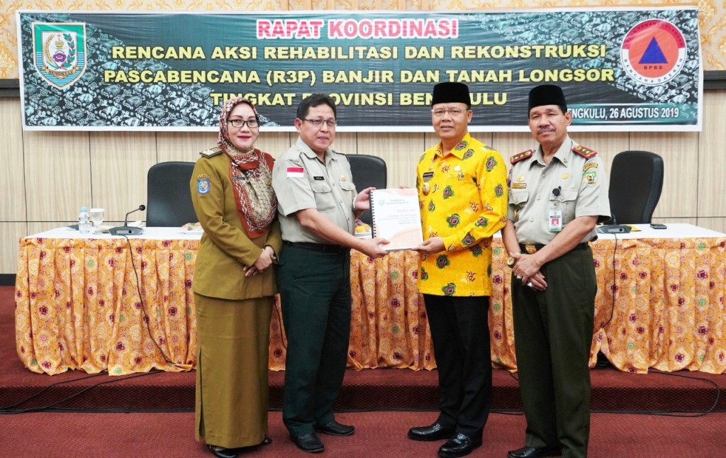 Rakor Pasca Bencana, Gubernur Rohidin Serahkan Dokumen R3P