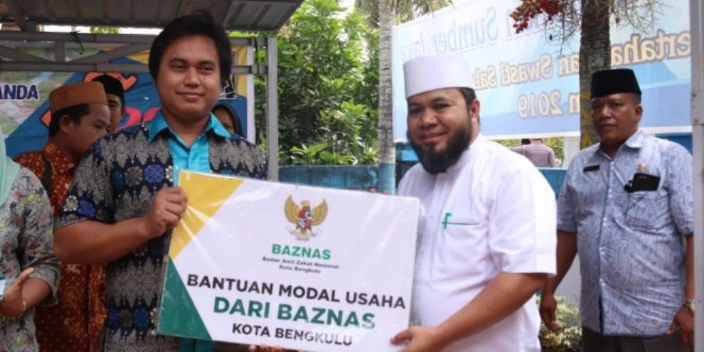 Warga Sumber Jaya Terima Bantuan Modal Usaha