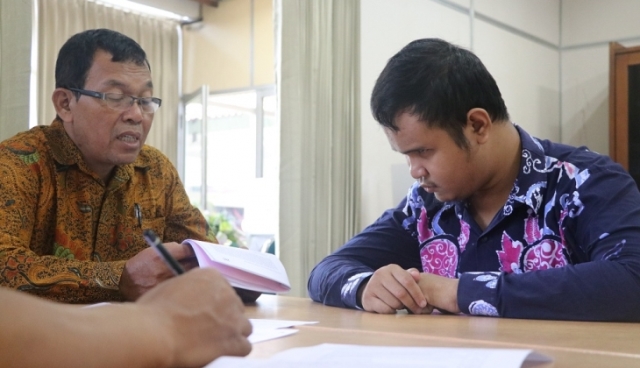 UGM Daulat Gubernur Bengkulu Sematkan Pin untuk Lulusan Terbaik