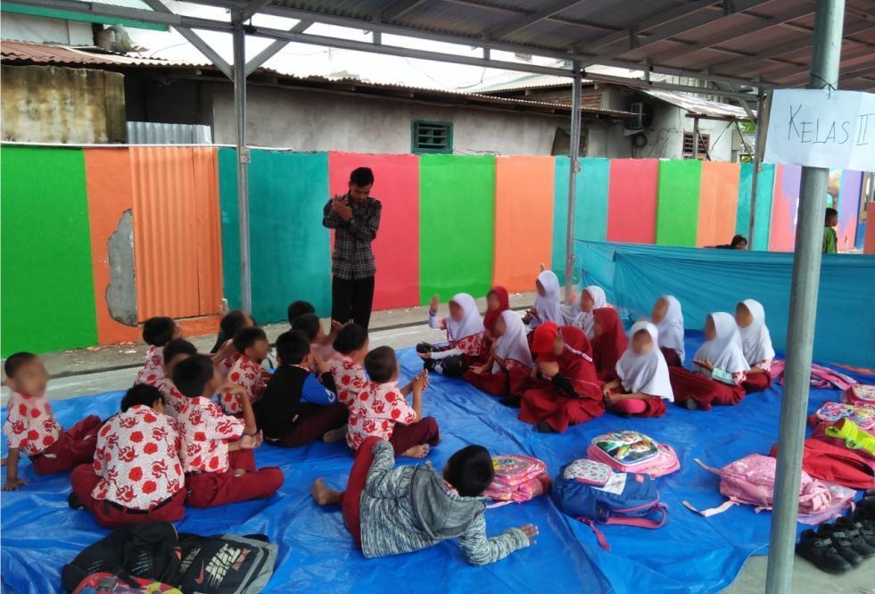 Siswa SD N 62 Belajar dengan Guru Relawan dan Lahan Tumpangan