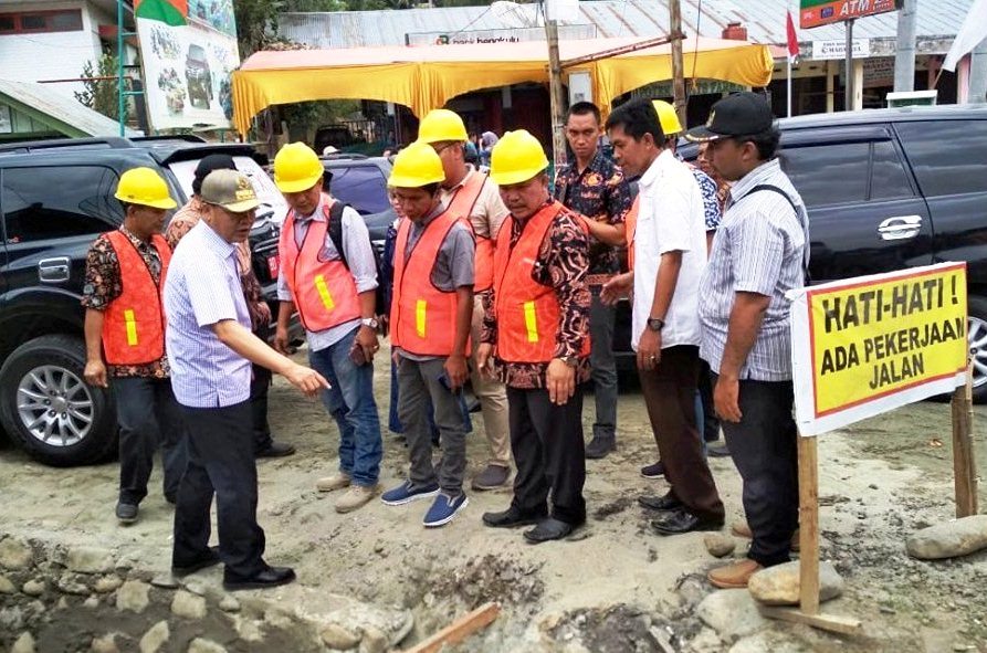 Tinjau Pembangunan Jalan, Gubernur Ingatkan Kontraktor