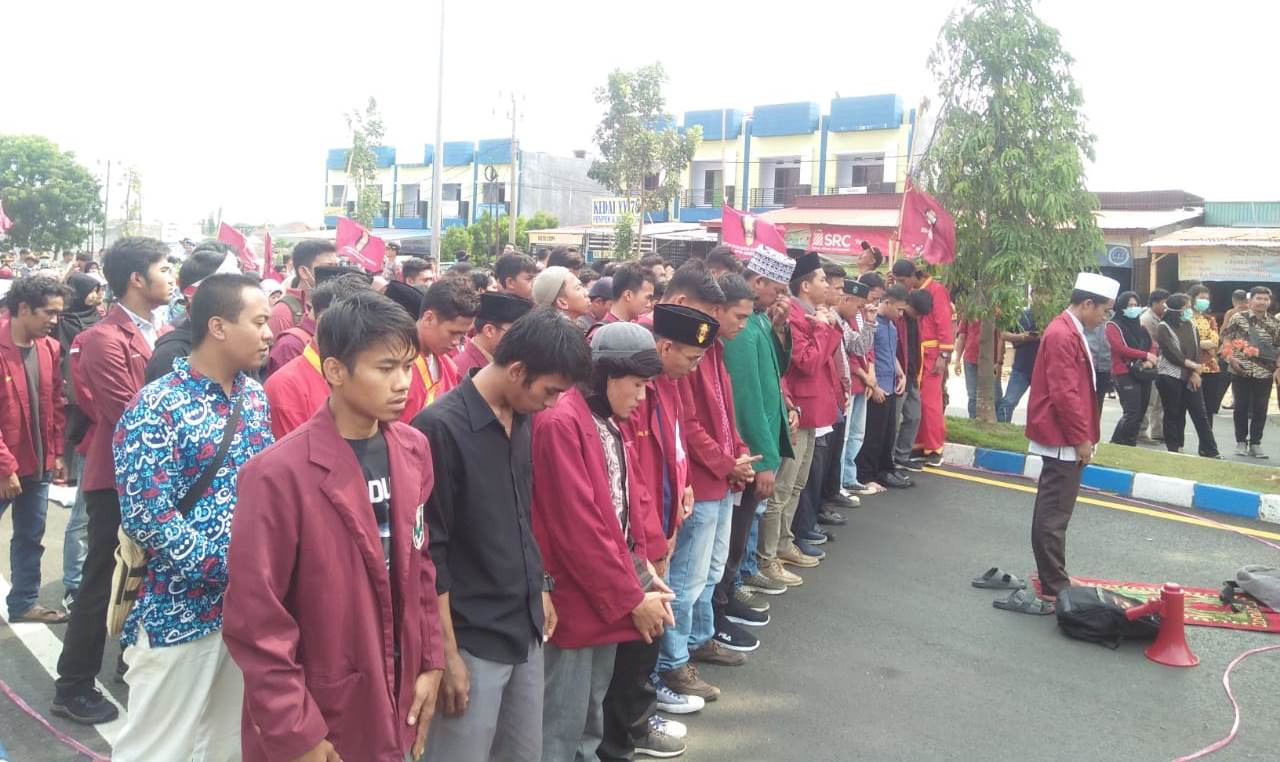 Kader Tewas, Massa AMM Gelar Shalat Gaib Depan Mapolda Bengkulu