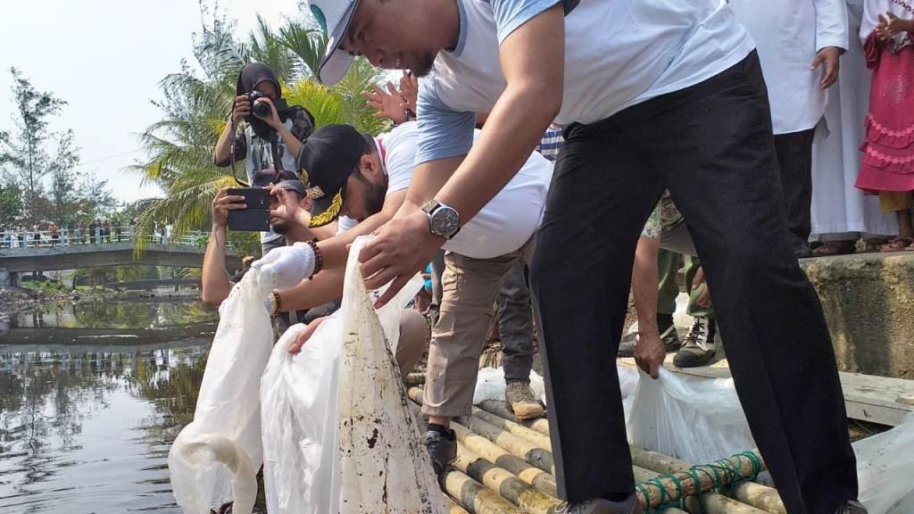 DKP Kota Bengkulu Tebar Benih Ikan di Saluran Drainase