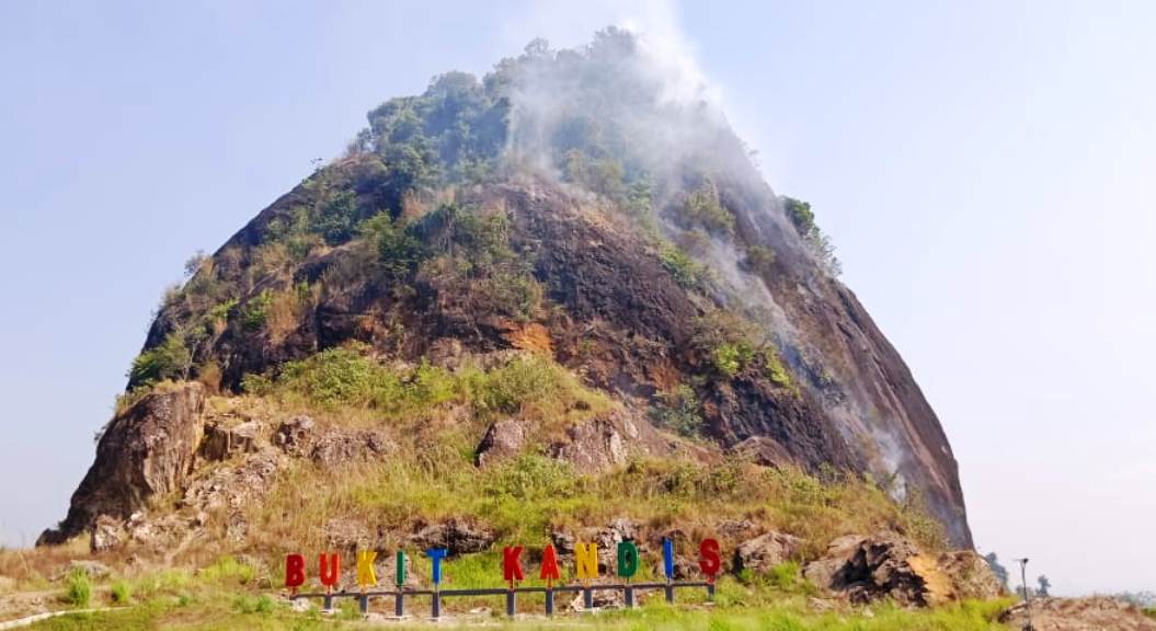 Diduga akibat Puntung Rokok, Objek Wisata Bukit Kandis Terbakar