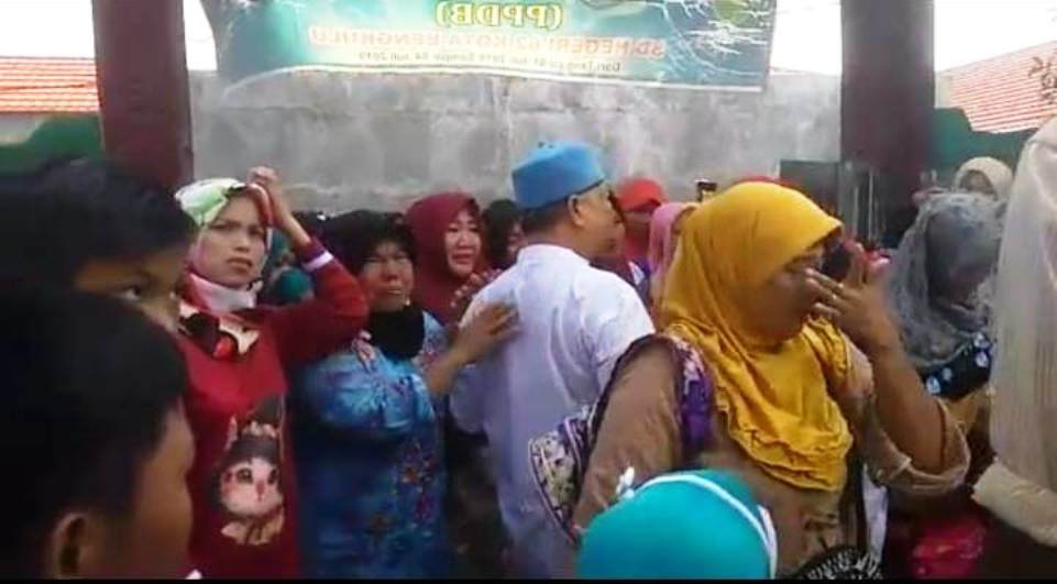 Segel Sekolah Dibuka, Wali Murid SDN 62 Menangis Haru