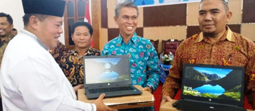 Bupati Huda Bagikan Laptop Program Sagusala Kepada 100 Guru