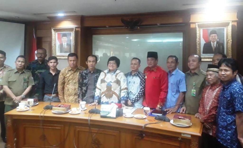 Pasi Ter Kodim 1201/Mph Dampingi Pemkab Serahkan Sarana Pertanian Kepada Satgas Mekanis 643/ Wanara Sakti