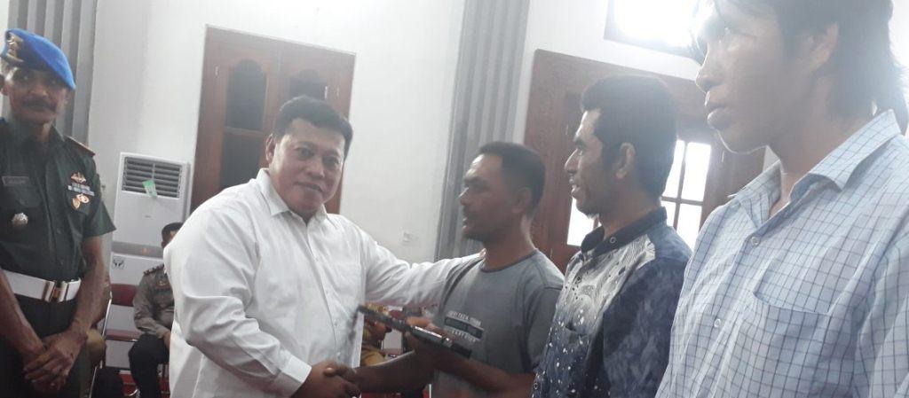 Bupati Huda Bagikan Rumah Khusus Nelayan