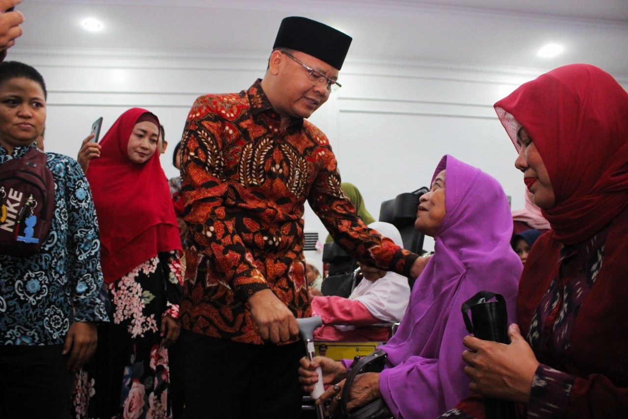 Serahkan Bantuan, Ini Pesan Gubernur Rohidin