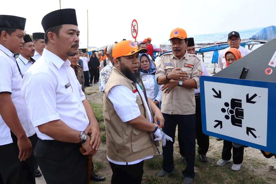 Warning Wisatawan, Pemkot Pasang Rambu di Pantai Panjang