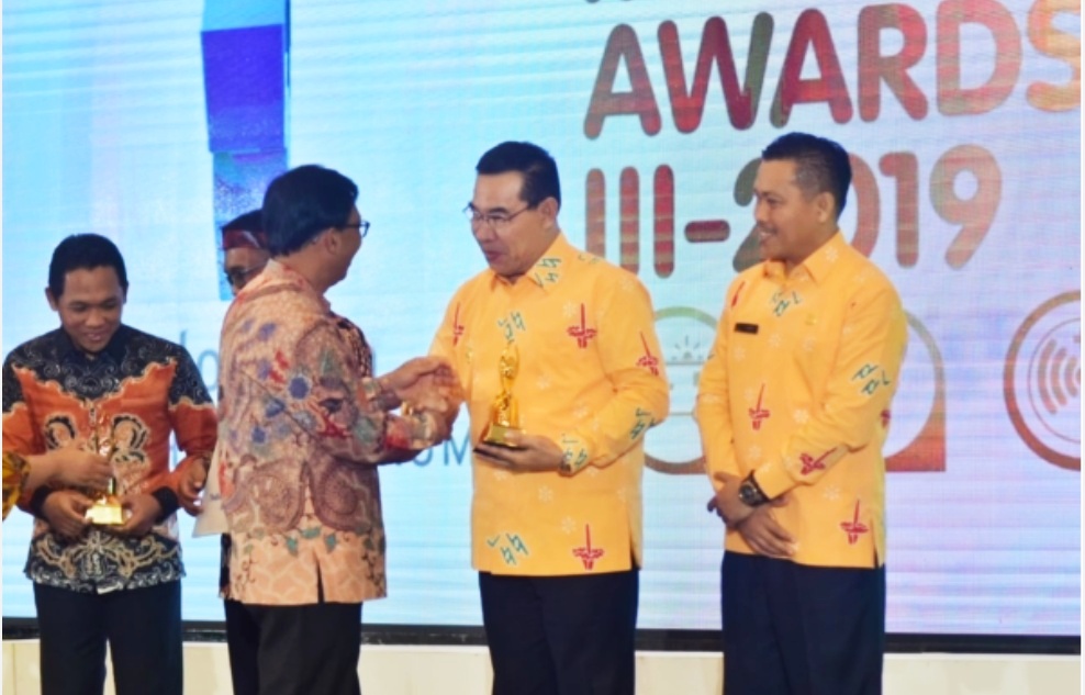 Inovasi Germas, Bupati Hijazi Raih Platinum IndoHFC Innovation Awards III