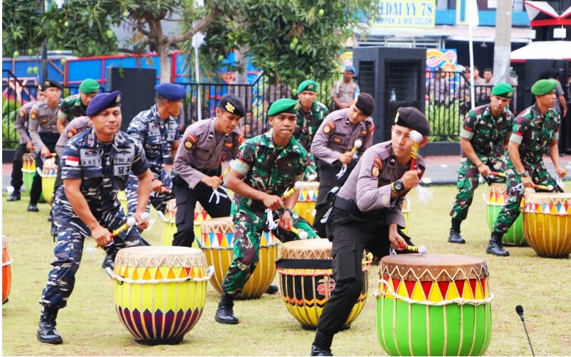 Sinergitas TNI-Polri Meriahkan Upacara Kenaikan Tipologi Polda Bengkulu
