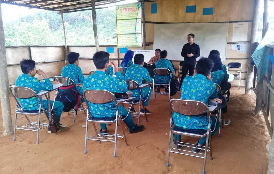 Beralaskan Tanah, Sekolah di Bengkulu Tengah Ini Butuh Perhatian