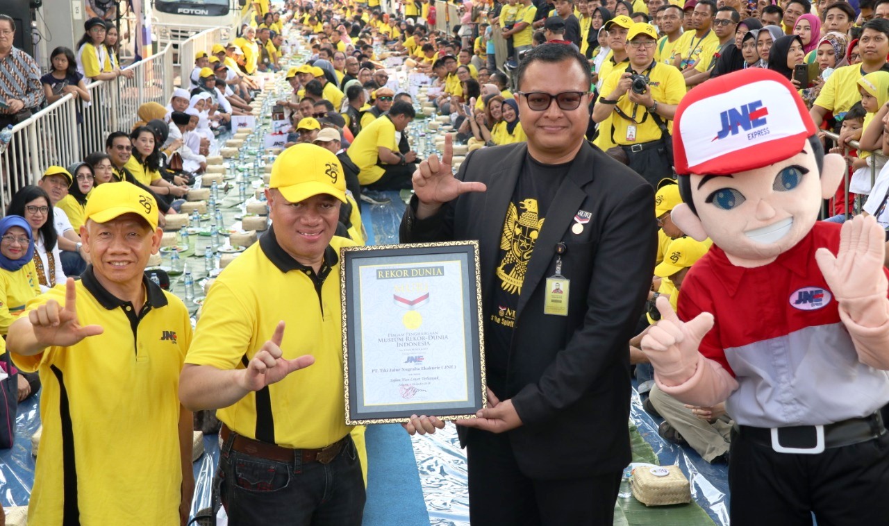 Bagikan Liwet, JNE Pecahkan Rekor Muri di HUT Ke-29