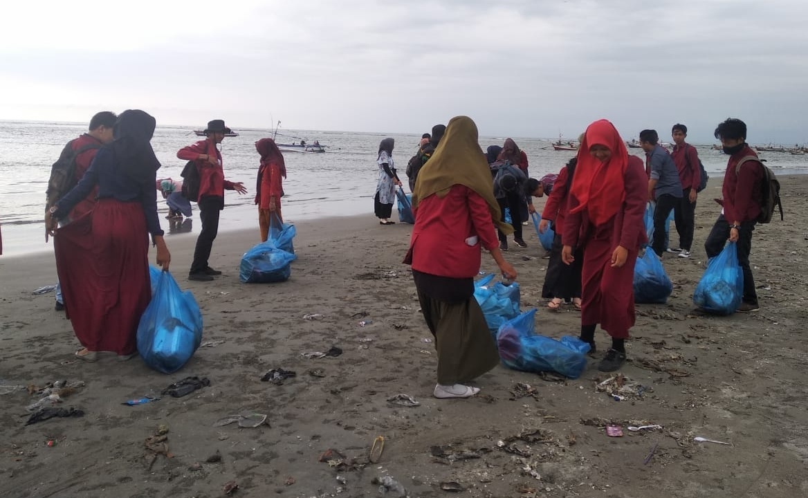 Peduli Lingkungan, IMM Bengkulu Bersihkan Pantai