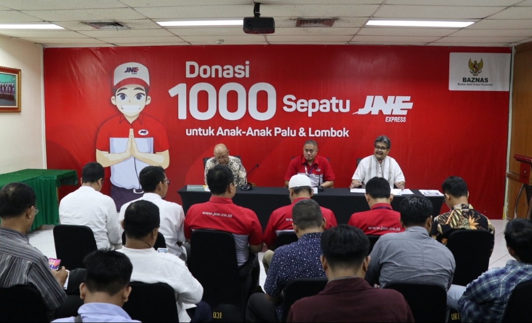 Gandeng BAZNAS, JNE Donasikan 1.000 Pasang Sepatu untuk Anak Korban Bencana Palu dan Lombok