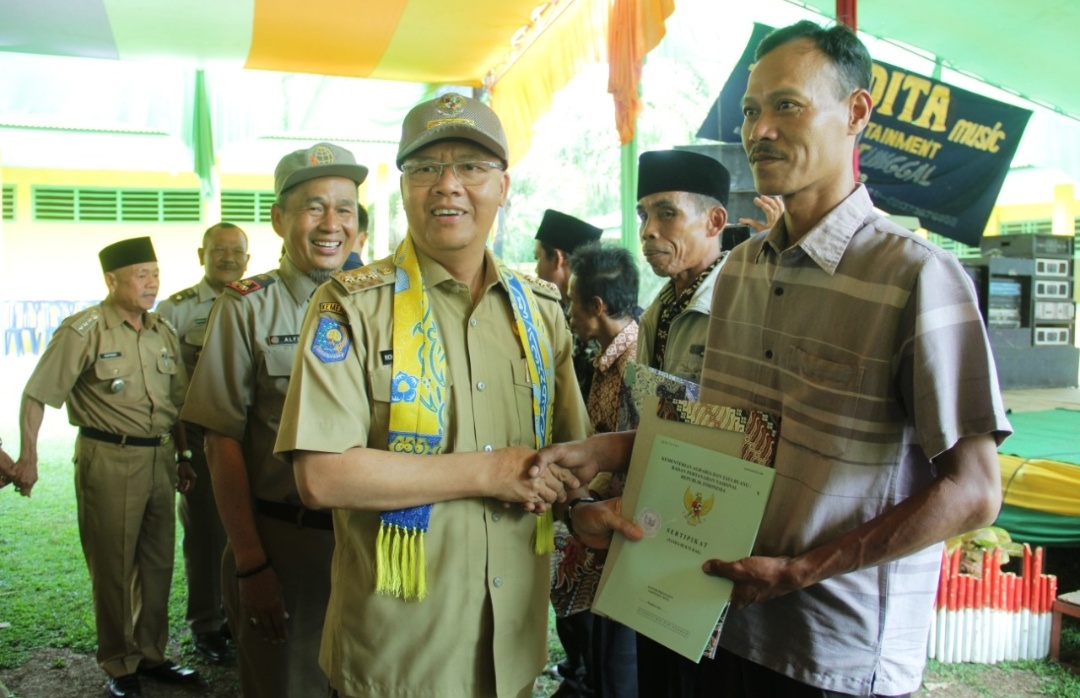 Gubernur Rohidin Serahkan 2.213 Persil Sertifikat Redistribusi Tanah Kepada Warga