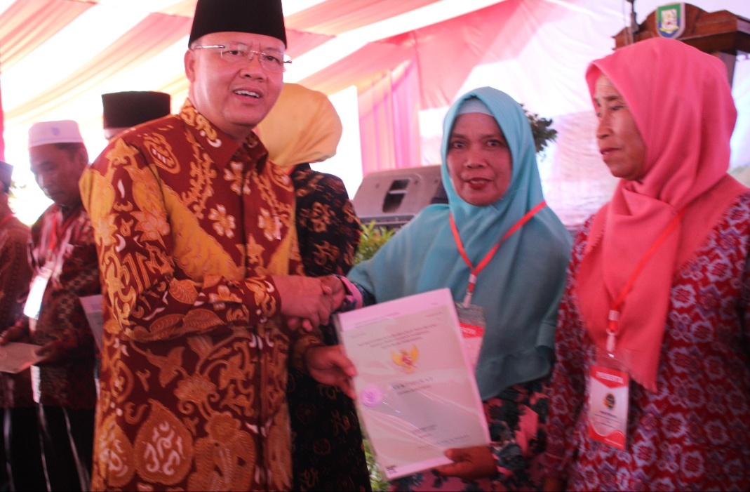 Warga Kampung Nelayan Terima Sertifikat Tanah dari Gubernur Rohidin