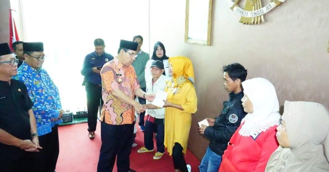 Bupati Hijazi Serahkan Bantuan Kepada Penyandang Disabilitas