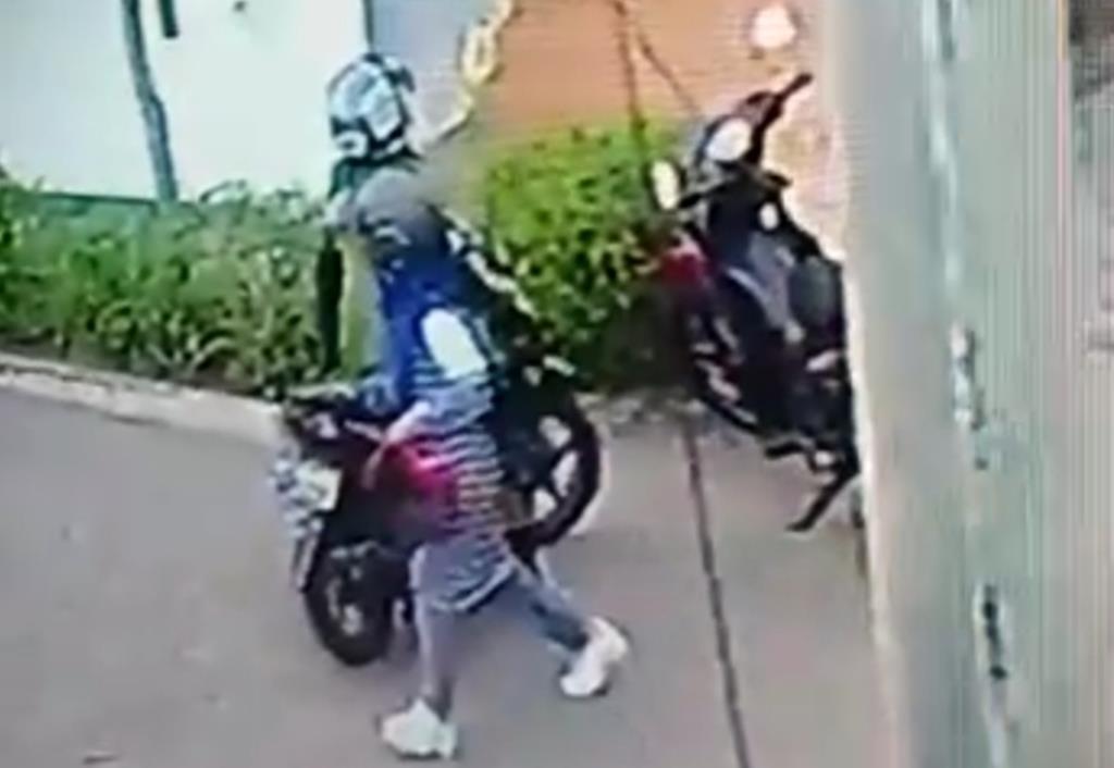 Aksi Dua Wanita Pencuri Helm Terekam CCTV, Kejadian di Kampus UMB