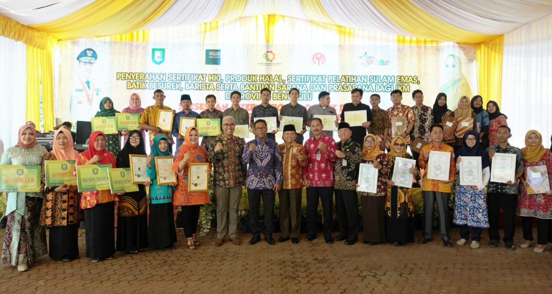 Dukung Kemajuan Industri, Perindag Serahkan Sertifikasi HKI Kepada Pelaku Usaha Bengkulu