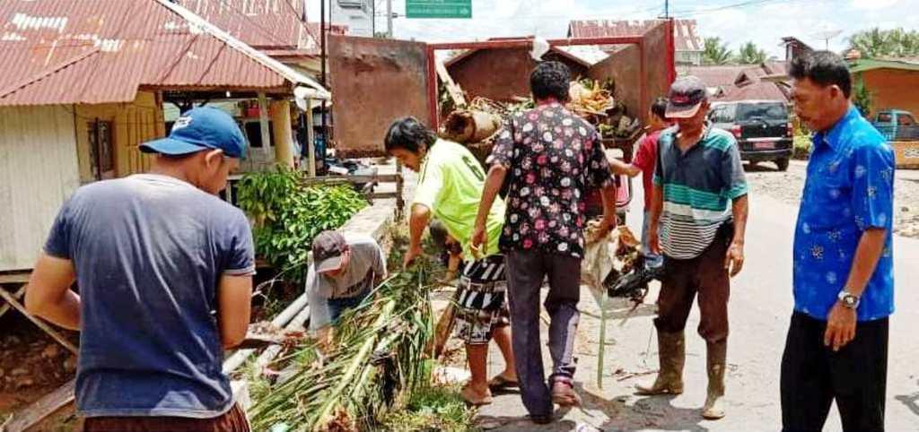 Pasca Banjir, Camat Bersama Masyarakat Gotong Royong Bersikan Sampah