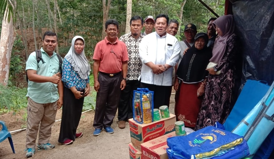 Peduli Warganya, Bupati Huda Serahkan Langsung Bantuan PPKS