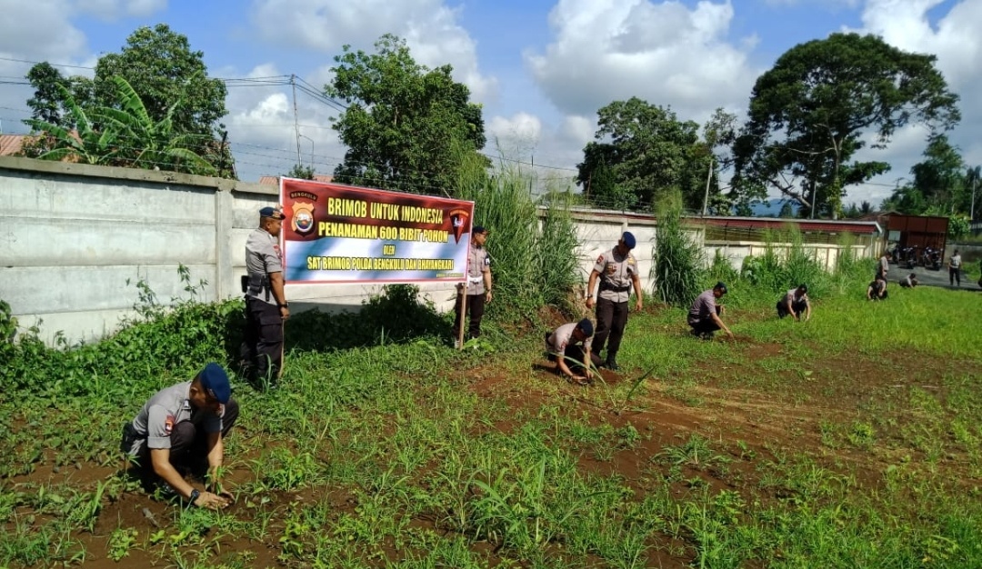 Peduli Lingkungan, Polda Bengkulu Tanam Pohon
