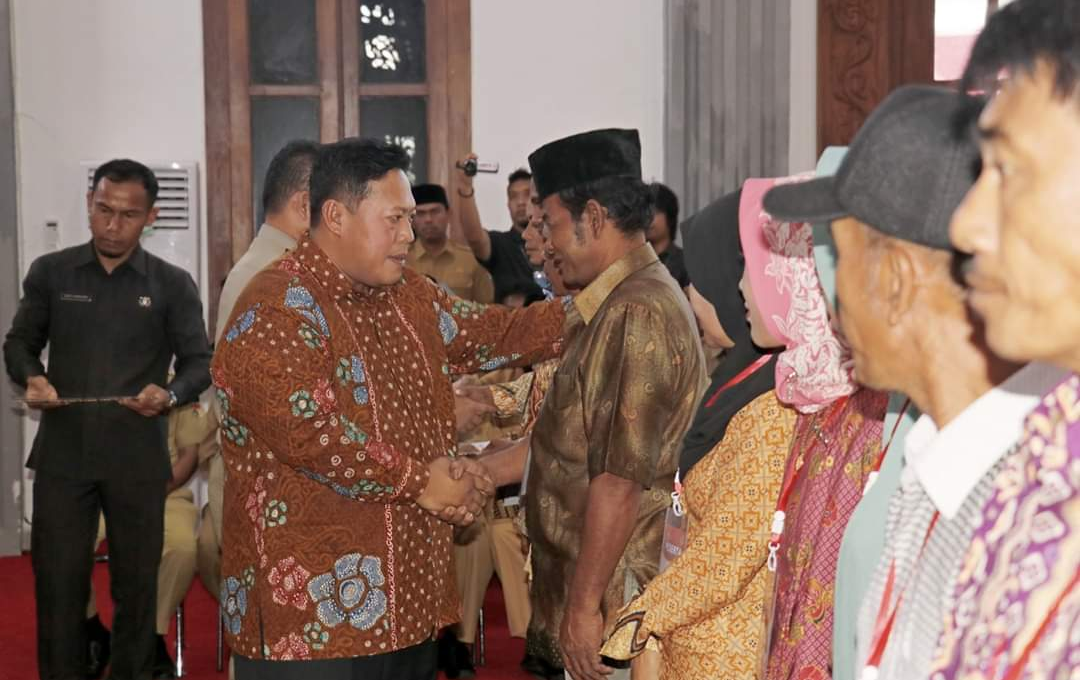 Bupati Huda Bagikan Sertifikat PTSL Kepada Warga
