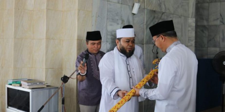 Ulang Tahun, Wali Kota Helmi Hadiakan Tongkat untuk Gubernur Rohidin