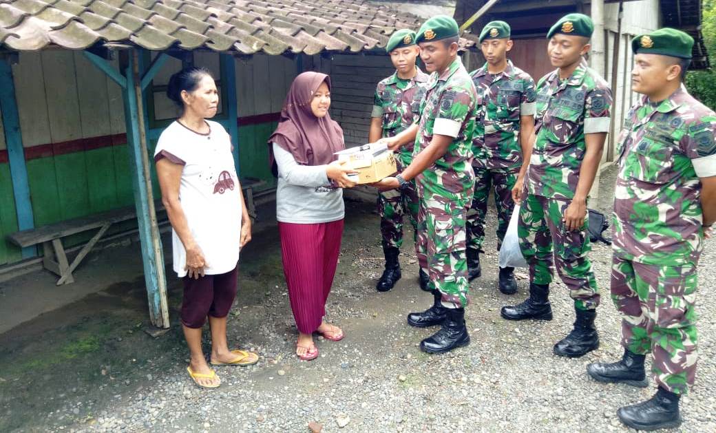 Angicipi Peduli, Yonarmed 12/Divif 2 Kostrad Bagikan Perlengkapan Sekolah