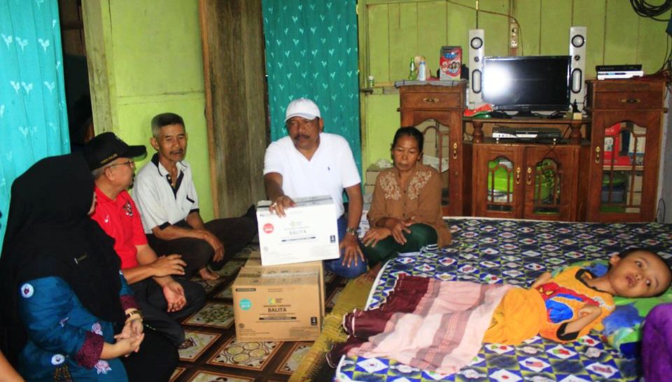 Peduli Warganya, Bupati Mian Jenguk Antonio Penderita Hidrosefalus