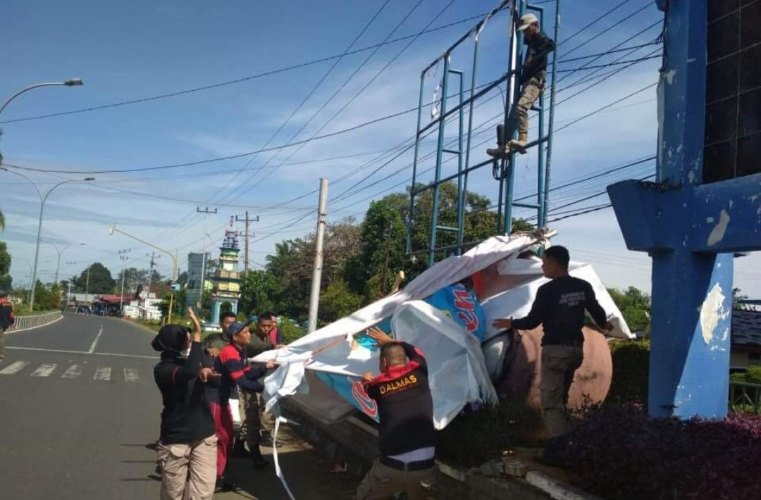 Jelang Kunjungan Presiden, Baliho, Spanduk Liar hingga PKL Ditertibkan
