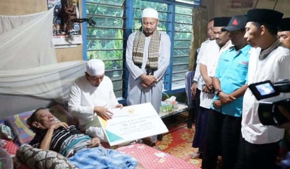 Kunjungi Warga yang Sakit, Wawali Serahkan Santunan