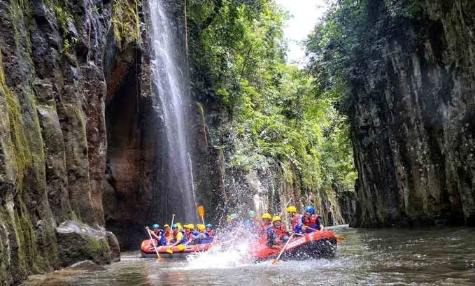 Pesona Arung Jeram Dayang Reginang dan Topos Negeri di Atas Awan