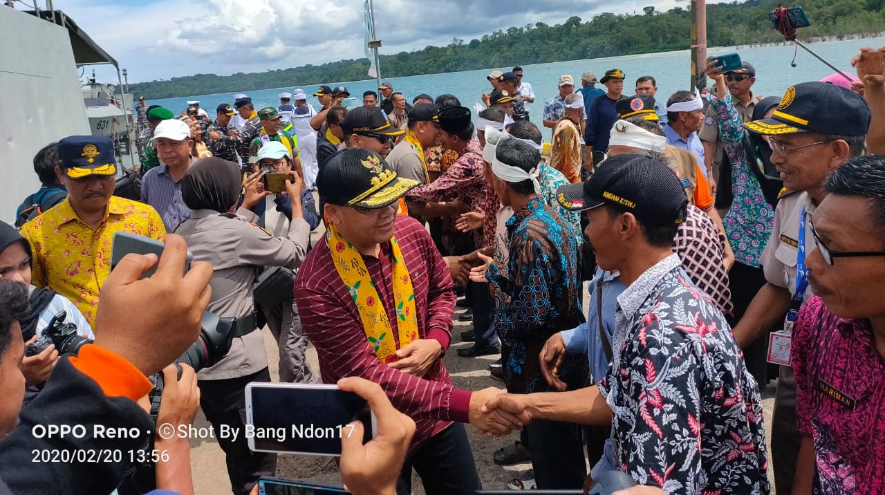 Tiba di Pelabuhan Malakoni, Gubernur Rohidin Disambut Antusias Masyarakat