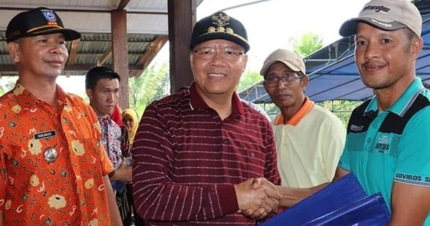 Kunjungi Desa Kahyapu, Gubernur Rohidin Beri Bantuan Nelayan