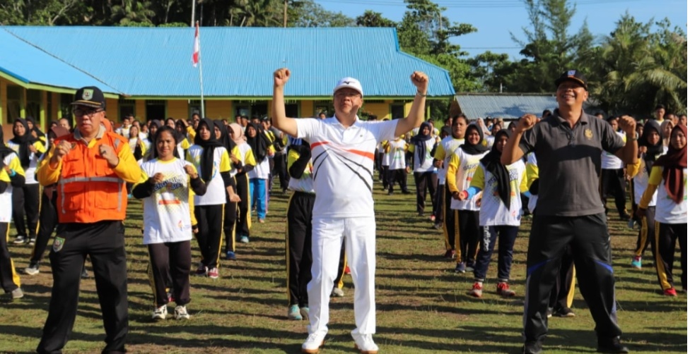 Gubernur Rohidin Senam Germas Bersama Masyarakat Enggano