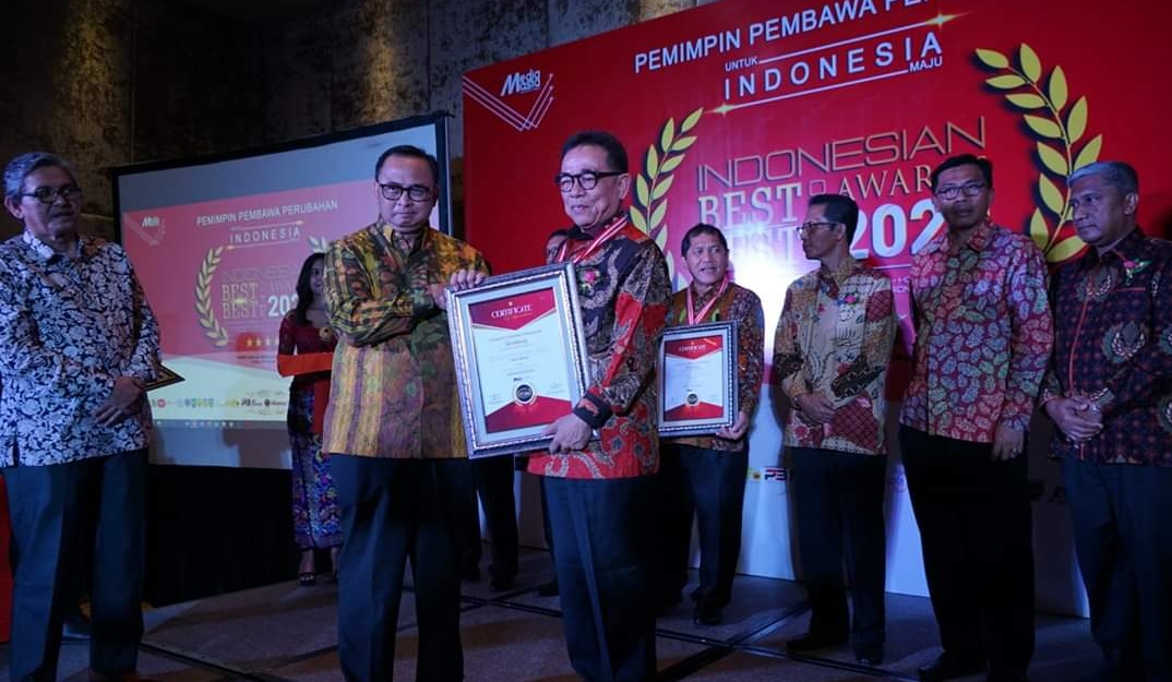 Bupati Hidayat Terima Penghargaan Best Regent Performance Of The Year 2020