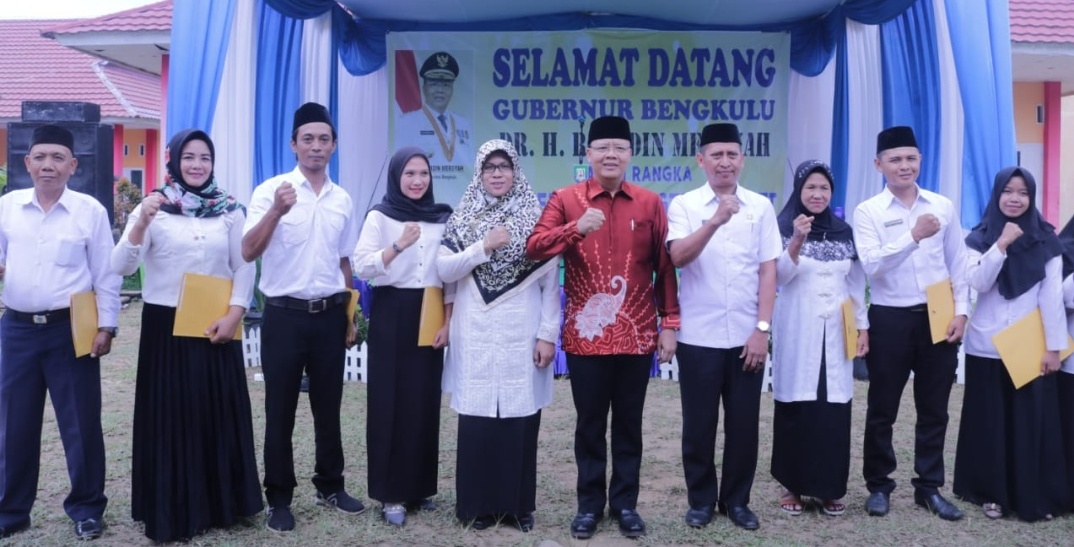 Serahkan 389 SK GTT/ PTT, Gubernur Rohidin: Semoga Jadi Awal yang Jelas dan Adil!