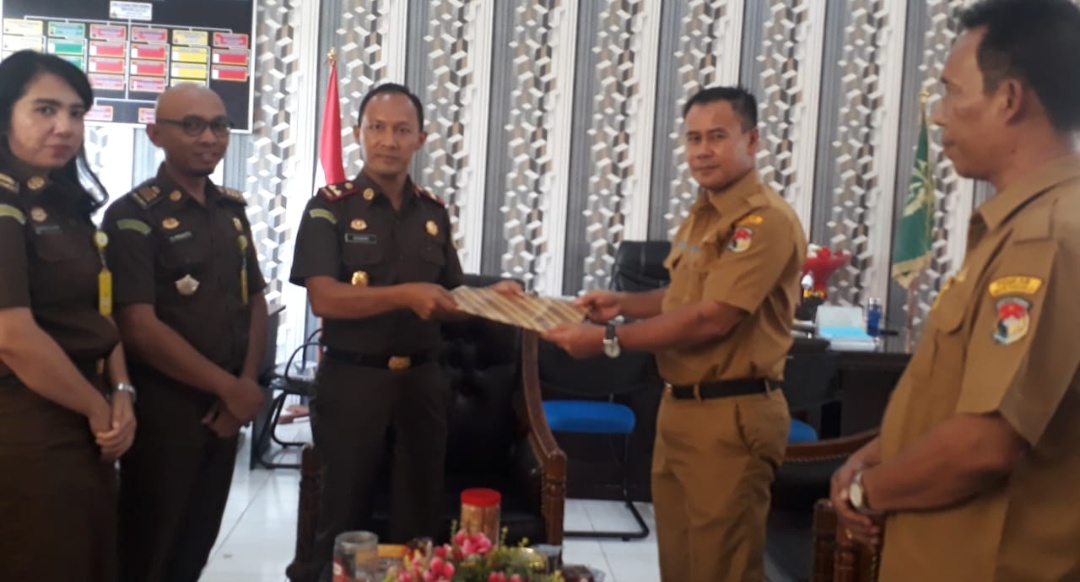 Kejari Serahkan Legal Opinion Terkait Penghapusan Aset Daerah