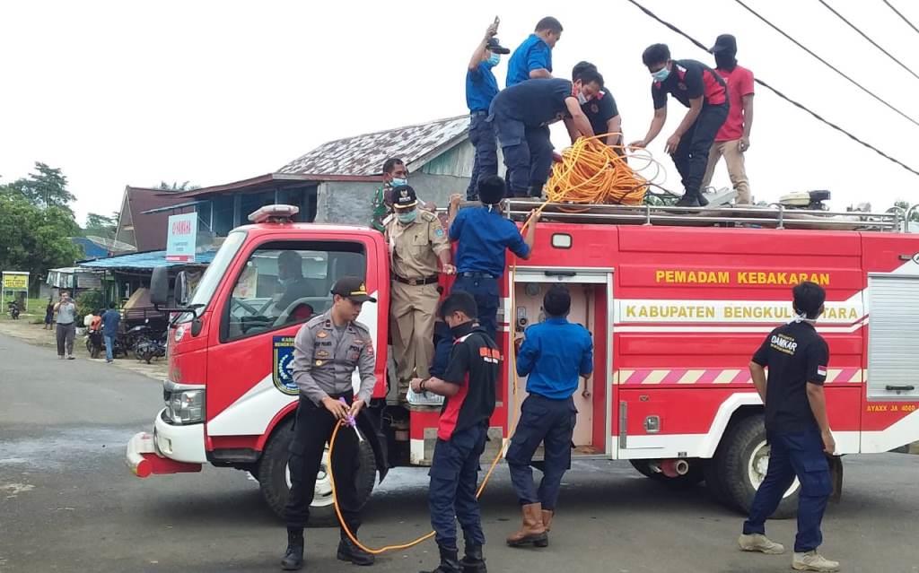 Polsek Giri Mulya Gelar Penyemprotan Disinfektan