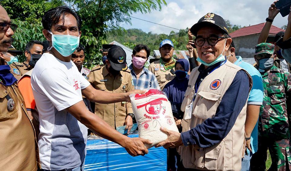Bupati Hidayat Beri Bantuan Warga Terdampak Banjir di Air Pesi