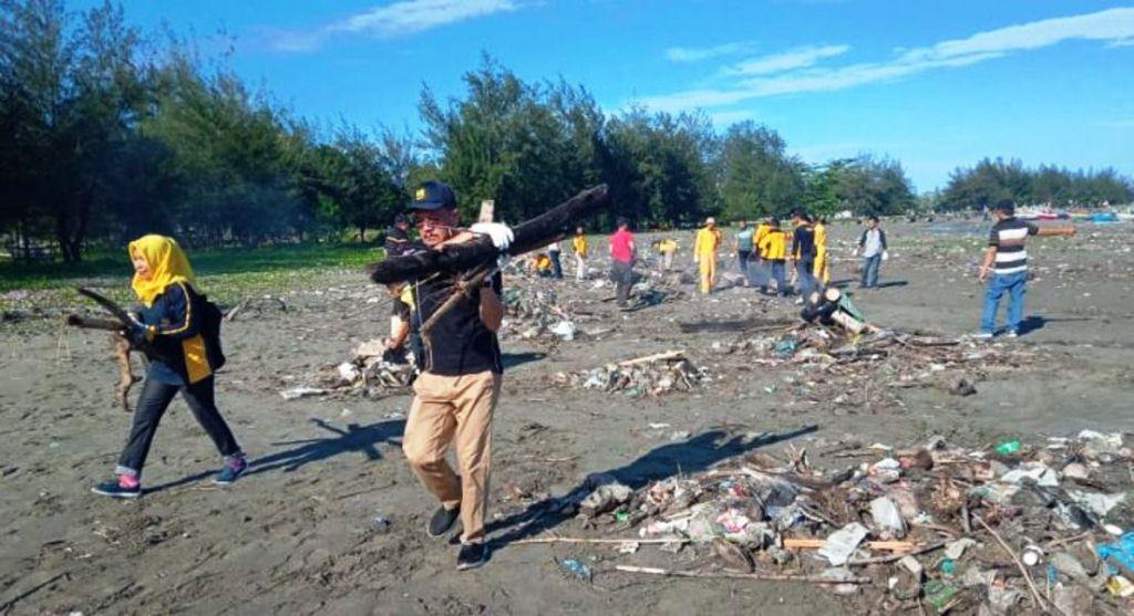 Jaga Keindahan Pantai, Dinas PUPR Kota Bengkulu Lakukan Kerja Bhakti