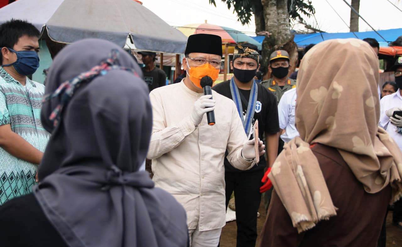 Bagikan Masker, Gubernur Rohidin Ajak Masyarakat Patuhi Aturan Pemerintah