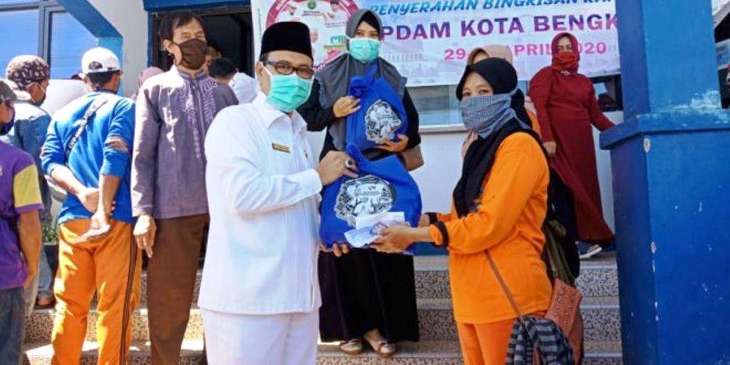 Peduli Masyarakat, PDAM Kota Bengkulu Bagikan Bingkisan