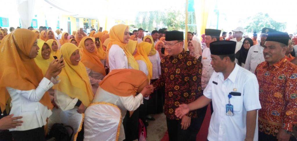Sekretaris Diknas Provinsi Bengkulu Dampingi Gubernur Serahkan SK GTT PTT di Seluma