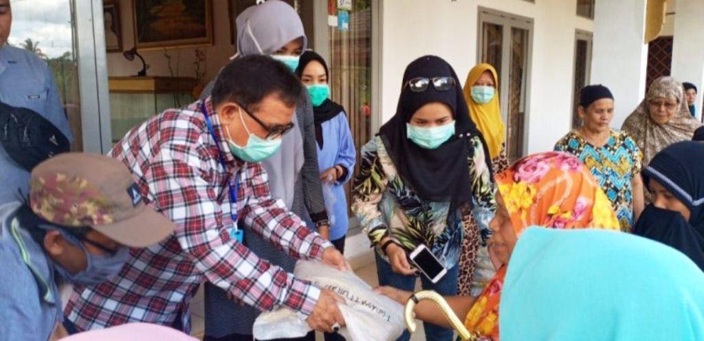 Peduli, Bupati Hidayat Bagikan Beras Pada Warga Terdampak Covid-19