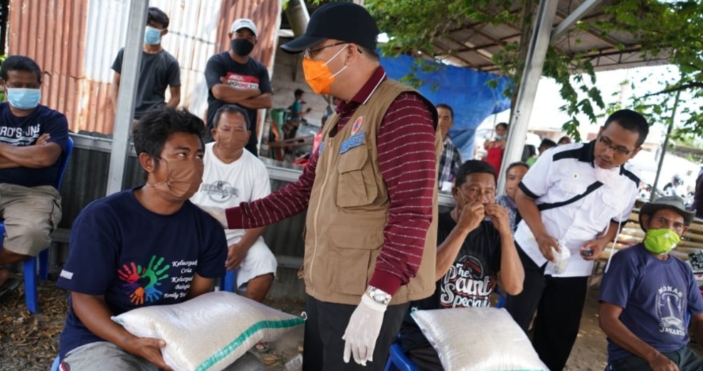 Serahkan Bantuan Langsung, Gubernur Rohidin Ajak Masyarakat Saling Menguatkan