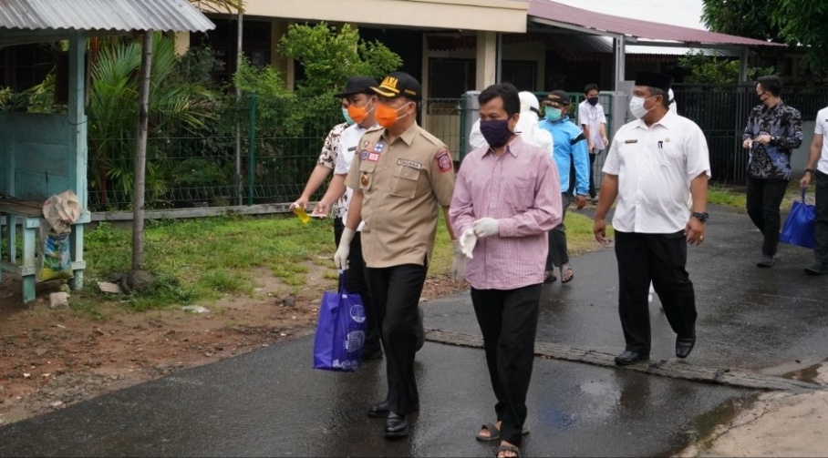 Beri Dukungan, Gubernur Rohidin Kunjungi Rumah Warga Positif Covid-19